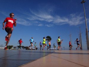 Lauftechnik-Training am Strand von Puerto del Carmen, Lanzaraote