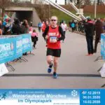 Olaf Dieckmann beim Zieleinlauf der Winterlaufserie München