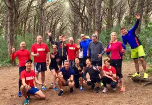 Läufergruppe im Pinienwald