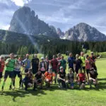 Laufgruppe vor dem Langkofel auf der Seiser Alm in Italien