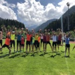 Läufer springen im Stadion