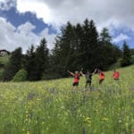 Durch die Blumenwiese laufen