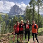Läufer vor dem Langkofel-Massiv auf der Seiser Alm