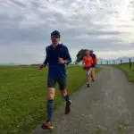 Langer Lauf zwischen grünen Wiesen am Chiemsee