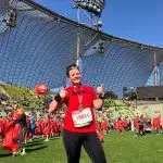 RUNNING Company_Daumen hoch im Ziel beim München Marathon